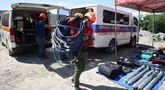 Tim penyelamat mempersiapkan peralatan untuk operasi pencarian korban gempa bumi di General Santos, Filipina, Selasa 9 Juni 2026. (AP Photo/Basilio Sepe)
