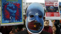 Massa yang tergabung dalam Aliansi Mahasiswa Islam (AMI) menggelar aksi unjuk rasa di depan Kedutaan Besar China, Jakarta, Senin (5/6/2023). (Liputan6.com/Johan Tallo)