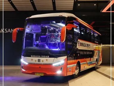 Laksana meluncurkan seri Legacy SR3 dalam ajang pameran GIIAS 2022. Mereka meluncurkan dalam beberapa varian dengan tipe "Ultimate" sebagai flagship nya. Dari segi tampilan, bus ini memiliki kesan gagah dengan wajah yang garang. Pada bagian depan, bus ini menggunakan Headlamp full LED dengan DRL dan Sequential Turn Signal. Headlamp ini sangat istimewa karena bisa menampilkan animasi saat dinyalakan. Tak hanya itu, di bagian spion juga terdapat lampu yang memanjang keatas di sudutnya. Bus ini tersedia dalam varian Single Glass dan Double Glass. (Source: instagram.com/@laksanabus)