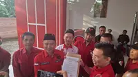 Parosil Mabsus menunjukkan surat tugas dari DPP PDI Perjuangan sebagai balon Bupati Lampung Barat. Foto : (Liputan6.com/Ardi).