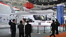 Ada lebih dari 380 peserta dari 22 negara ikut dalam perhelatan ini. Tampak dalam foto, sebuah pesawat Volant VE25-100 terlihat di stan Volant Aerotech selama Aero Asia 2025 di Zhuhai, Provinsi Guangdong, Tiongkok selatan, pada Kamis 27 November 2025. (Hector RETAMAL/AFP)