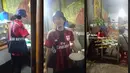 Belum lama ini viral Duta Sheila On 7 makan di warteg. Pria kelahiran Lexington, Kentucky, Amerika 42 tahun silam itu tampak santai mengenakan jarsey klub sepakbola AC Milan dan tas hitam. Ia pun tampak langsung mengambil nasi  sendiri. Momen tersebut diunggah di akun TikTok @menantunya_pakhamin. [tiktok/@menantunya_pakhamim]