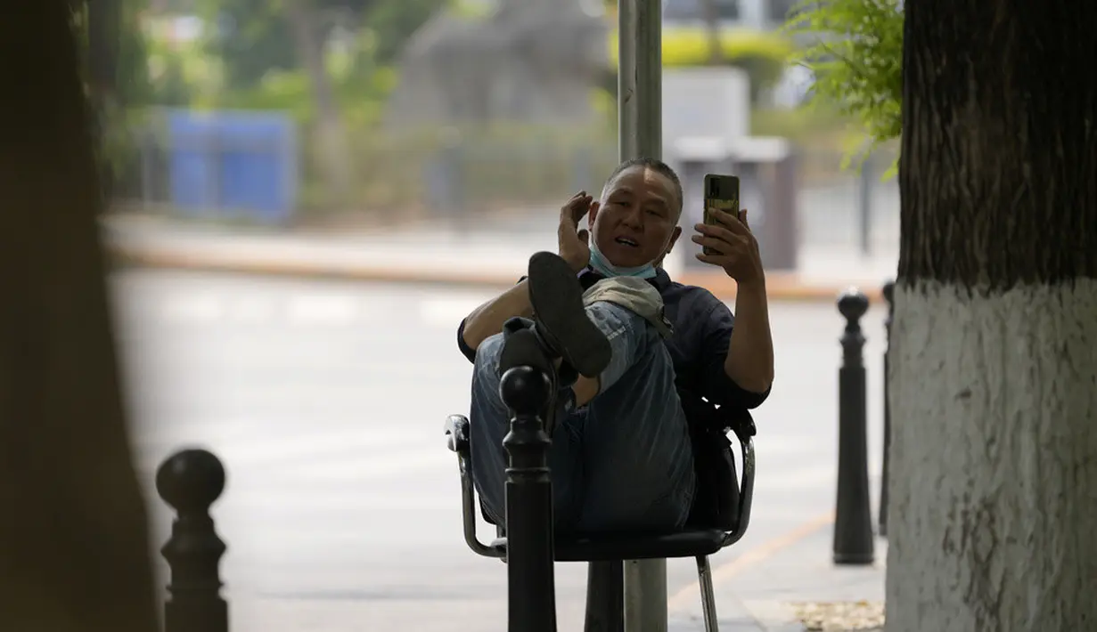 <p>Selain itu, kota-kota lain di China yang mengalami suhu panas antara lain Jinan, Tianjin, dan Zhengzhou. Suhu di sana diperkirakan melonjak hingga 37 derajat Celcius. (AP Photo/Ng Han Guan)</p>