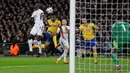 Pemain Juventus Alex Sandro menyundul bola saat pertandingan melawan Tottenham Hotspur di Liga Champions leg kedua di Stadion Wembley, London (7/3). Gol Juventus diciptakan oleh Gonzalo Higuaindan Paulo Dybala. (AP Photo / Kirsty Wigglesworth)