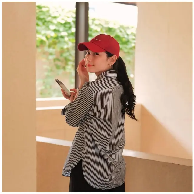 6 Potret Gaya Outfit Liburan Iris Wullur, Kasual Stylish hingga Elegan Minimalis