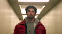 Robert Pattinson di film terbarunya, Good Time. (denofgeek.com)