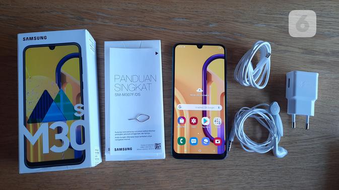 Kelengkapan di boks Samsung Galaxy M30s, satu unit smartphone, pengisi daya, charger USB tipe C, earphone, dan SIM card ejector (Liputan6.com/ Agustin Setyo W).