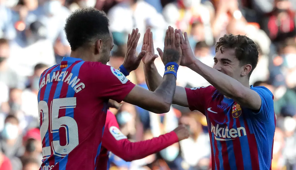 Babak pertama ditutup oleh Barcelona dengan keunggulan tiga gol. Gol ketiga dicetak pada menit ke-38 oleh Pierre-Emerick Aubameyang usai memanfaatkan umpan silang Gavi. (AFP/Jose Jordan)