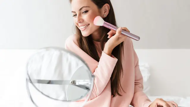 Trik Menggunakan Cushion pada Kulit Bertekstur, Biar Hasil Makeup Makin Flawless