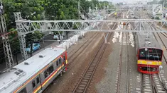 KRL melintas di jalur dwiganda atau double-double track (DDT) kawasan Jatinegara, Jakarta, Jumat (12/4). DDT segmen Jatinegara-Cakung mulai digunakan pada hari ini. (Liputan6.com/Herman Zakharia)