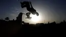   Para remaja Palestina menyukai olahraga Parkour. Foto diambil pada Jumat (14/11/2014) (AFP Photo/Mohammed Abed)