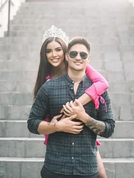 Sementara sang kekasih tampil gagah berbalut flanel dan celana pendek. @millencyrus