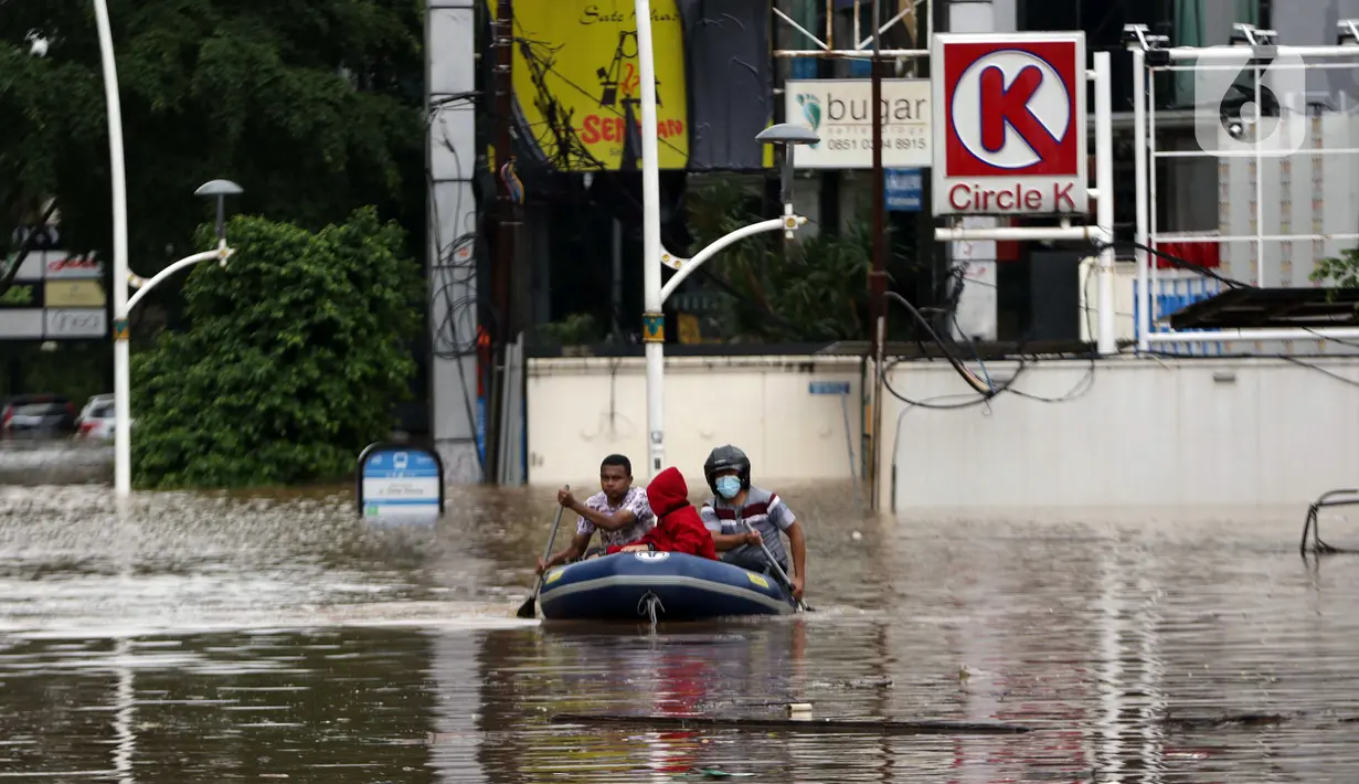Petugas menggunakan perahu karet mengevakuasi beberapa warga yang terjebak banjir di kawasan Jalan Kemang Raya, Jakarta, Sabtu (20/2/2021). Hujan yang mengguyur Jakarta sejak Jumat (19/2) membuat sejumlah titik di Jakarta terendam banjir. (Liputan6.com/Helmi Fithriansyah)