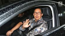 Plt Ketua Umum PSSI Joko Driyono usai menjalani pemeriksaan di Mapolda Metro Jaya, Jakarta, Kamis (24/1). Joko Driyono diperiksa penyidik Satgas Antimafia Bola Polri selama 11 jam terkait kasus dugaan pengaturan skor sepakbola. (Liputan6.com/Johan Tallo)