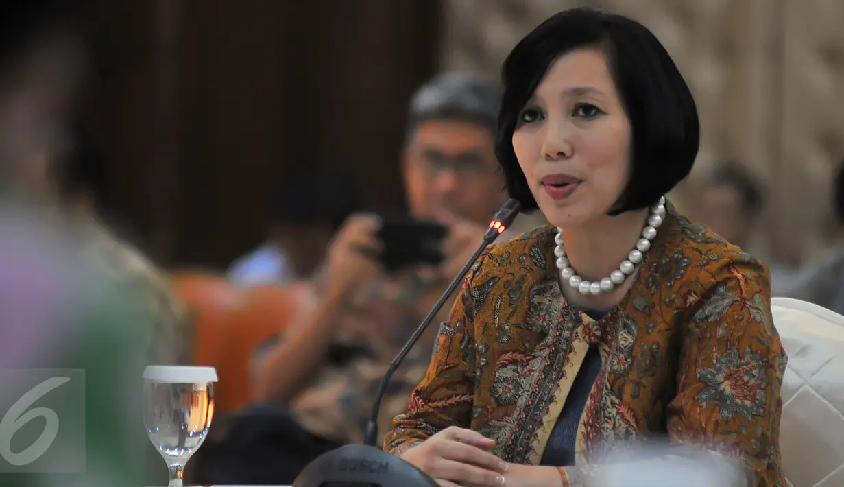 Salah seorang calon pimpinan KPK, Chesna Fizetty Anwar saat menjawab pertanyaan dari anggota Pansel KPK di Gedung Sekneg, Jakarta, Senin (24/8/2015). Panitia seleksi melakukan uji wawancara kepada 19 calon pimpinan KPK. (Liputan6.com/Herman Zakharia)