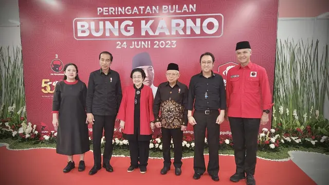 Foto Senyum Puan Maharani, Jokowi, Megawati, Ma’ruf Amin, Prananda Prabowo, dan Ganjar Pranowo.