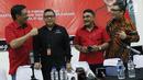 Sekjen DPP PDIP, Hasto Kristiyanto (kedua kiri) didampingi Ketua DPP PDIP, Djarot Saiful Hidayat dan Andreas Pareira berbincang jelang memberi keterangan terkait Kongres V PDIP 2019, Jakarta, Kamis (1/8/2019). Kongres bertema Solid Bergerak untuk Indonesia Raya. (Liputan6.com/Helmi Fithriansyah)