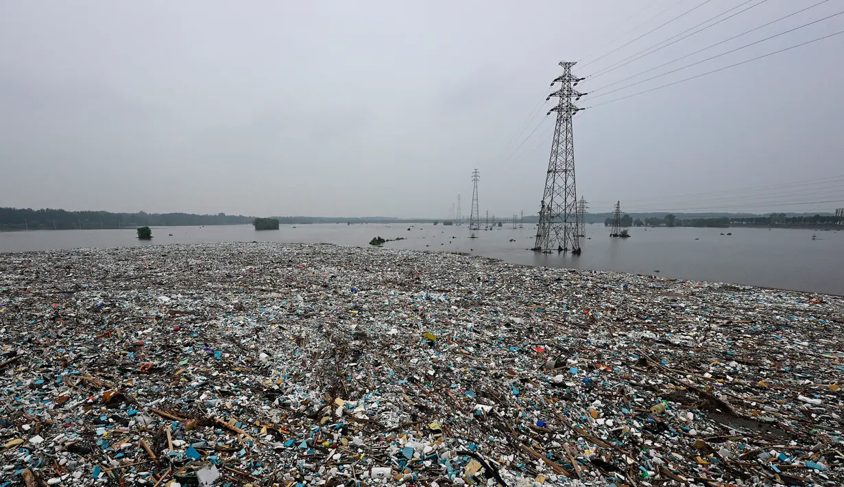 <p>Sampah yang mengapung terlihat di sungai di daerah banjir setelah hujan lebat di pinggiran Beijing, di daerah perbatasan antara Beijing dan provinsi Hebei, pada 2 Agustus 2023. (AFP/Giok Gao)</p>