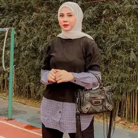 Di beberapa kesempatan, Kesha Ratuliu terlihat menggunakan gaya busana yang casual. Namun, outfit yang dipakai olehnya tetap terlihat stylish. (Liputan6.com/IG/@kesharatuliu05)