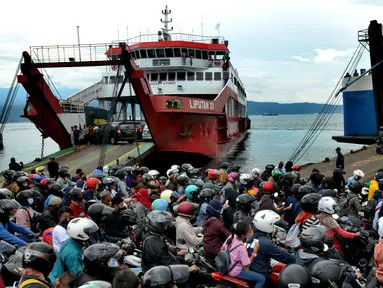 Pemudik bermotor menuju kota-kota di Pulau jawa antri memasuki kapal penyeberangan di pelabuhan Gilimanuk, Bali, Sabtu (30/4/2022). H-2 Idul Fitri 1443 H, ribuan pemudik meninggalkan Pulau Bali untuk merayakan lebaran di kampu ng halaman. (merdeka.com/Arie Basuki)