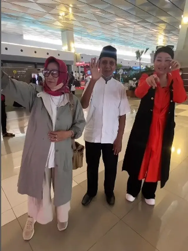 Fitri Carlina lepas kepergian suami ke negara Timur Tengah, bekerja di maskapai Oman Air (Foto: Instagram fitricarlina)