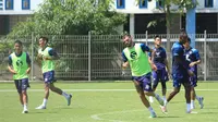 Mantan pemain asing Persib Bandung, Tyronne del Pino Ramos, masih terlihat berlatih bersama skuad Maung Bandung. (Bola.com/Erwin Snaz)