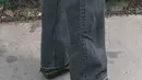 Pria asal Daegu ini pun melengkapi penampilan dengan zipper western boots suede calfskin havana warna coklat seharga Rp18,9 jutaan.  Credit: Celine
