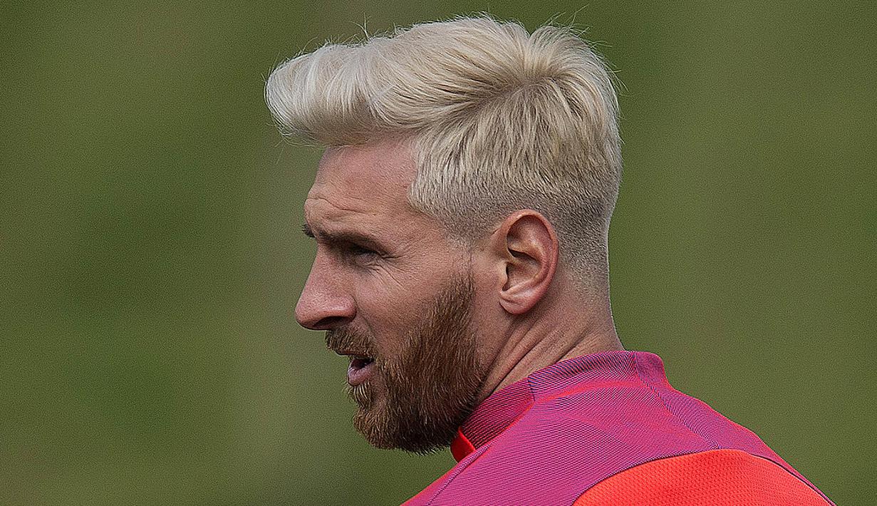 Memulai musim 2016/2017 bersama Barcelona, Lionel Messi tampil dengan gaya rambut berwarna pirang. Mewarnai rambut sepertinya menjadi tren bagi sejumlah bintang lapangan hijau, selain Messi ada juga Aaron Ramsey. (AFP/Oli Scarff)