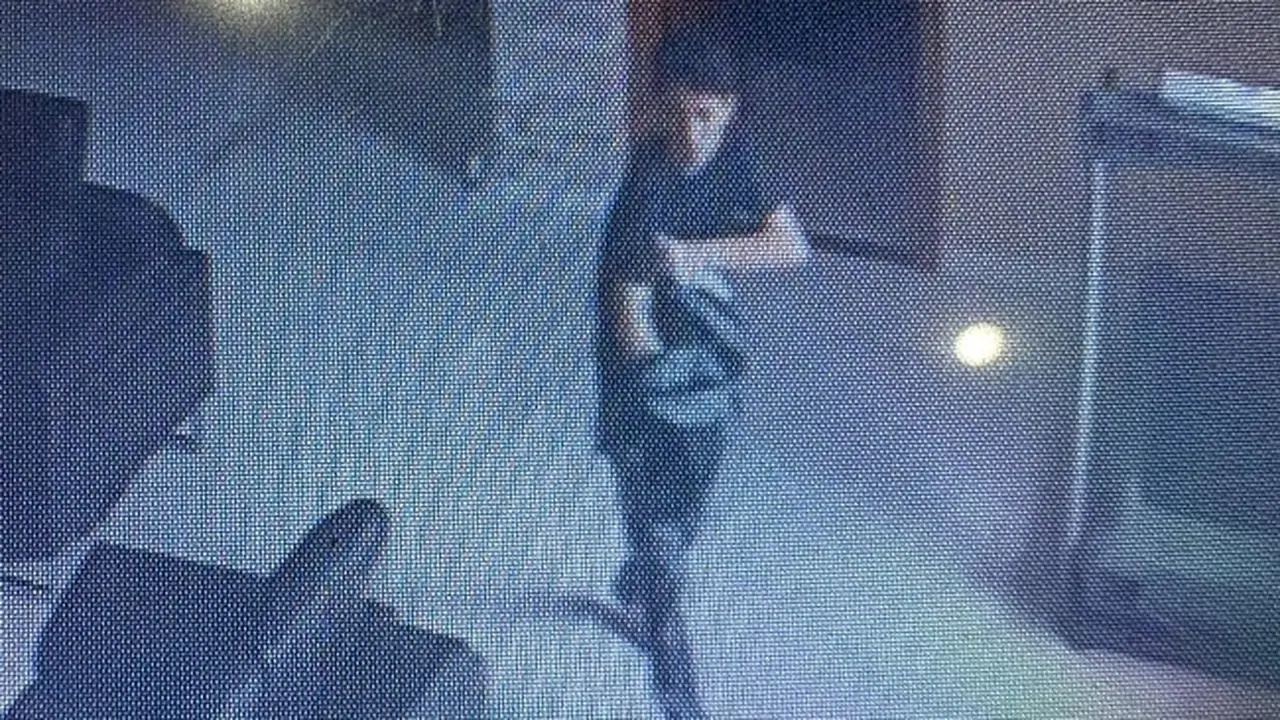 Terduga pelaku perampokan rumah mewah di Kabupaten Bengkalis yang berujung pembunuhan ART terekam CCTV.
