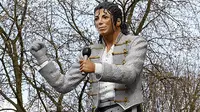 Diprotes Fans, Fulham Pindahkan Patung Michael Jackson