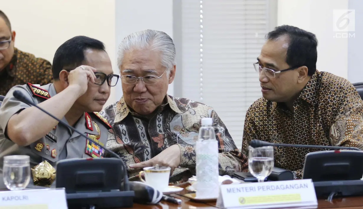 Kapolri Jenderal Polisi Tito Karnavian, Mendag Enggartiasto Lukita dan Menhub Budi Karya Sumadi mengikuti rapat terbatas di Kantor Presiden, Jakarta, Selasa (18/7). Rapat terbatas itu membahas peraturan transportasi online. (Liputan6.com/Angga Yuniar)