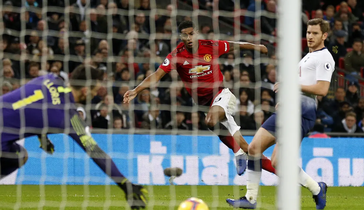 Proses terjadinya gol Mrcus Rashford pada laga lanjutan Premier League yang berlangsung di stadion Wembley, Inggris, Minggu (13/1). Man United menang atas Tottenham Hotspur 1-0. (AFP/Adrian Dennis)