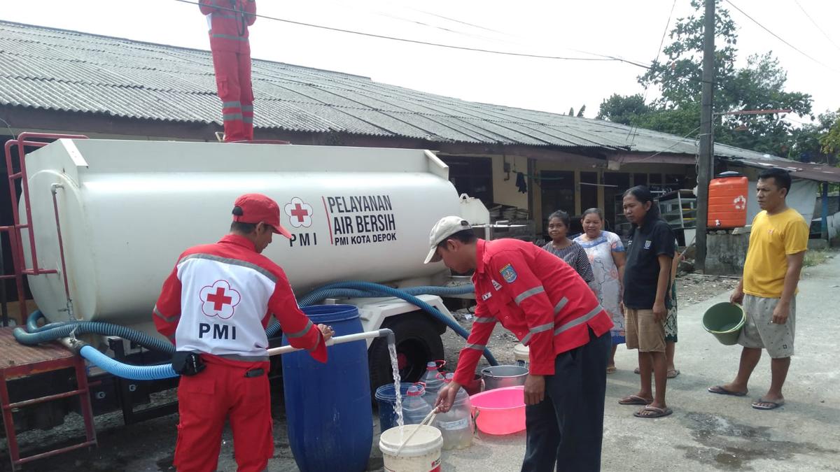 Kekeringan dan Kriris Air Bersih di Depok, Warga Menumpang Mandi di SPBU