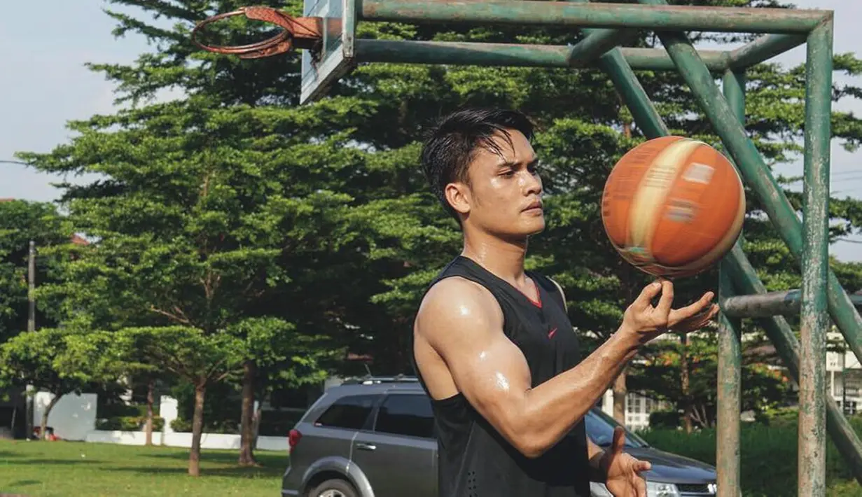 Tak hanya work out dengan nge-gym, suami dari Chelsey Frank ini juga kerap kali berolahraga basket. Tak heran jika ia kini punya tubuh yang kekar dan semakin prima.(Liputan6.com/IG/@randpunk)