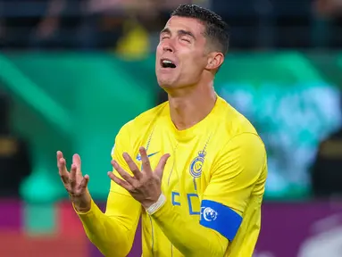 Pemain Al-Nassr, Cristiano Ronaldo, tampak kecewa saat ditaklukkan Al-Ain di Liga Champions Asia 2023/2024 di Al-Awal Park Stadium, Selasa (12/3/2024). (AFP/Fayez Nureldine)