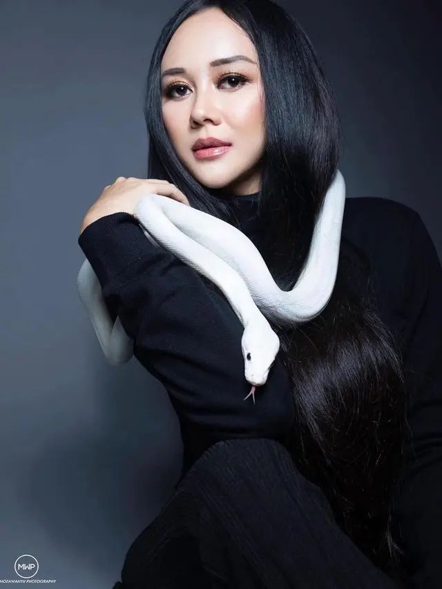 7 Pemotretan Seleb Wanita dengan Ular Ini Bikin Ngeri