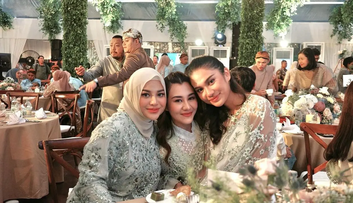 Hijab berwarna light grey tersebut kemudian dipadukan dengan kebaya kartini berpayet dan rok tulle dari @lacebyartkea.  [@aurelie.hermansyah].