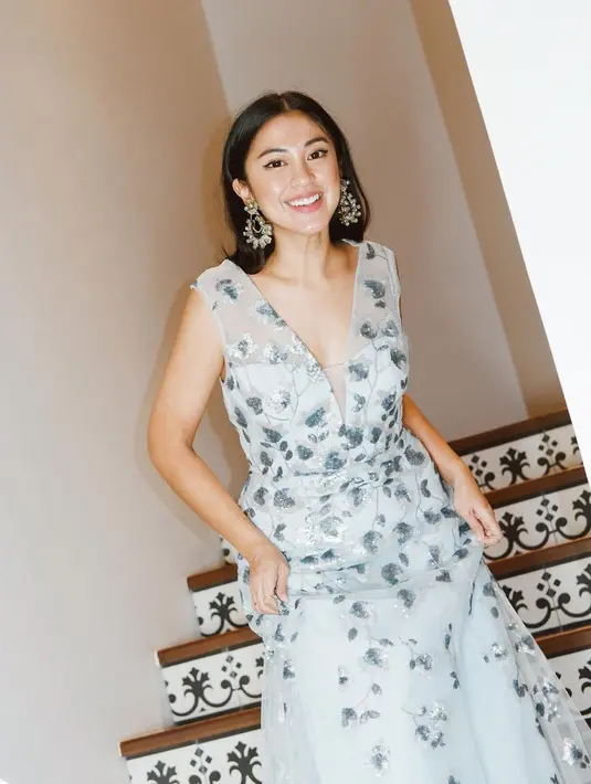 Pemiliihan busana, penataan rambut, serta pemakaian aksesori menjadi unsur yang bisa semakin menyempurnakan makeupmu. Selamat mencoba, Sahabat FIMELA! Foto: Instagram @tynakannamirdad.