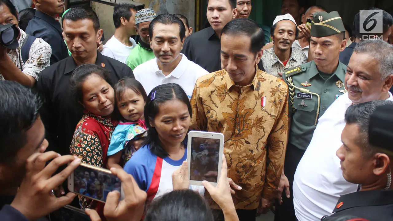 20170613-Jokowi Bagikan Paket Sembako di Penjaringan -Angga