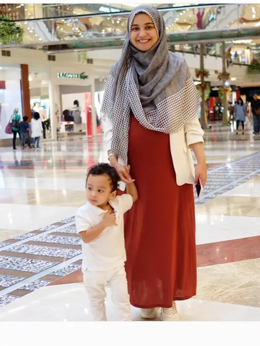 Shireen masuk rumah sakit sekitar pukul 03.00 WIB. Menjelang tengah hari, anak kedua pasangan yang menikah pada 17 November 2013 itu lahir. (dok. Instagram)