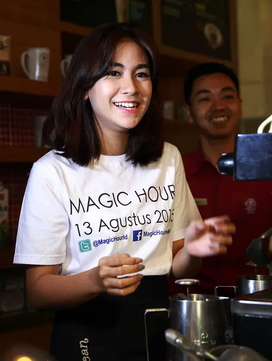 Banyak kedai kopi bermunculan saat ini, Anisa Rahma juga tak mau ketinggalan untuka membuka bisnis minuman bernuansa pahit ini. (Deki Prayoga/Bintang.com)