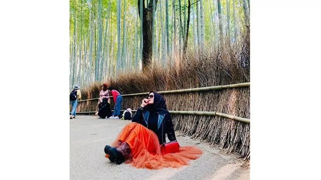 7 Gaya Liburan Bunda Sarita yang Dikabarkan Dekat dengan Vicky Prasetyo di Jepang