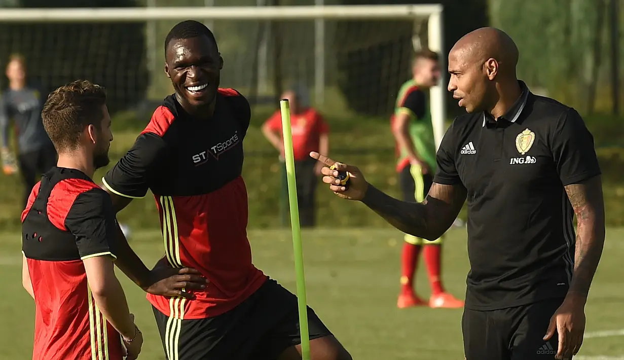 Asisten pelatih Belgia, Thierry Henry saat berncanda bersama Dries Mertens (kir) dan Christian Benteke pada sesi latihan sebelum melawan Spanyol di Neerpede, (29/8/2016). (AFP/John Thys)
