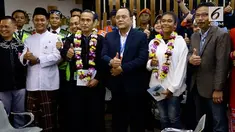 Pengalungan bunga sebagai bentuk apresiasi pada penumpang setia yang terbang di Bandara Halim Perdanakusuma.