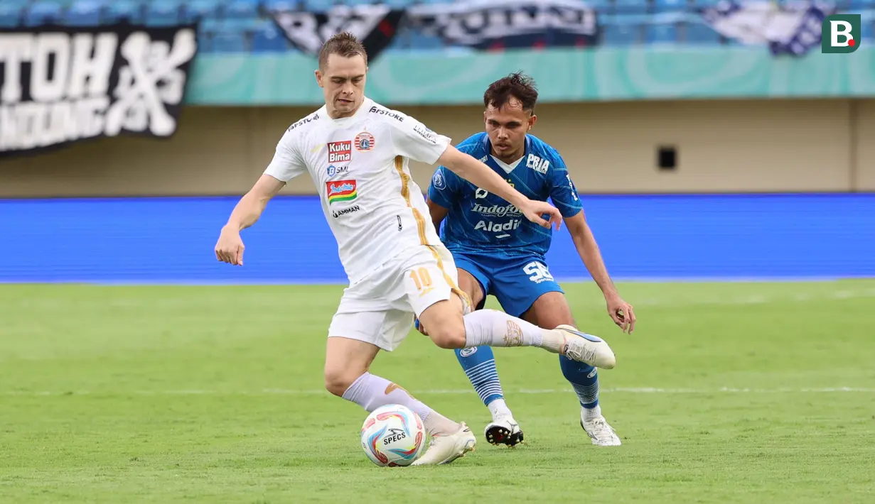 Pemain Persib Bandung, Rezaldi Hehanusa, mengawal ketat pemain Persija Jakarta, Maciej Gajos, pada laga pekan ke-28 Liga 1 2023/2024 di Stadion Si Jalak Harupat, Bandung, Sabtu (9/3/2024). (Bola.com/M Iqbal Ichsan)