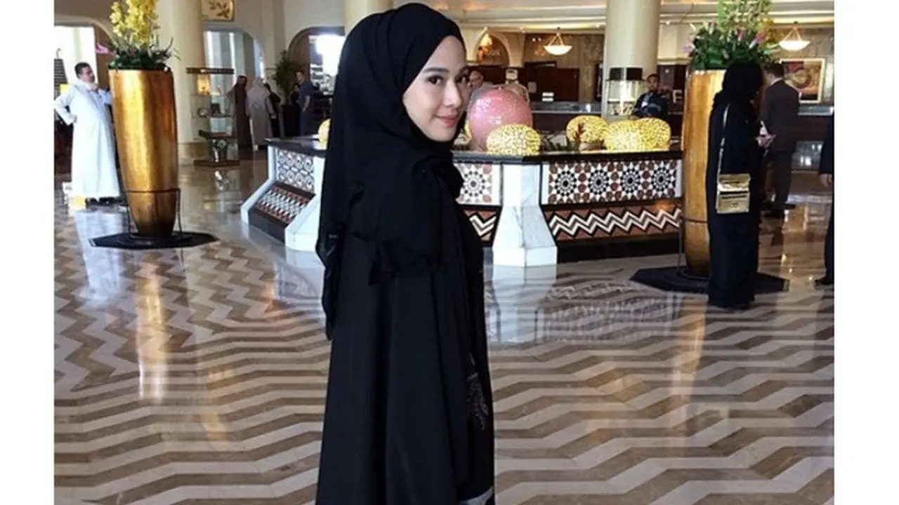 6 Potret Dian Sastrowardoyo Pakai Hijab, Tuai Pujian