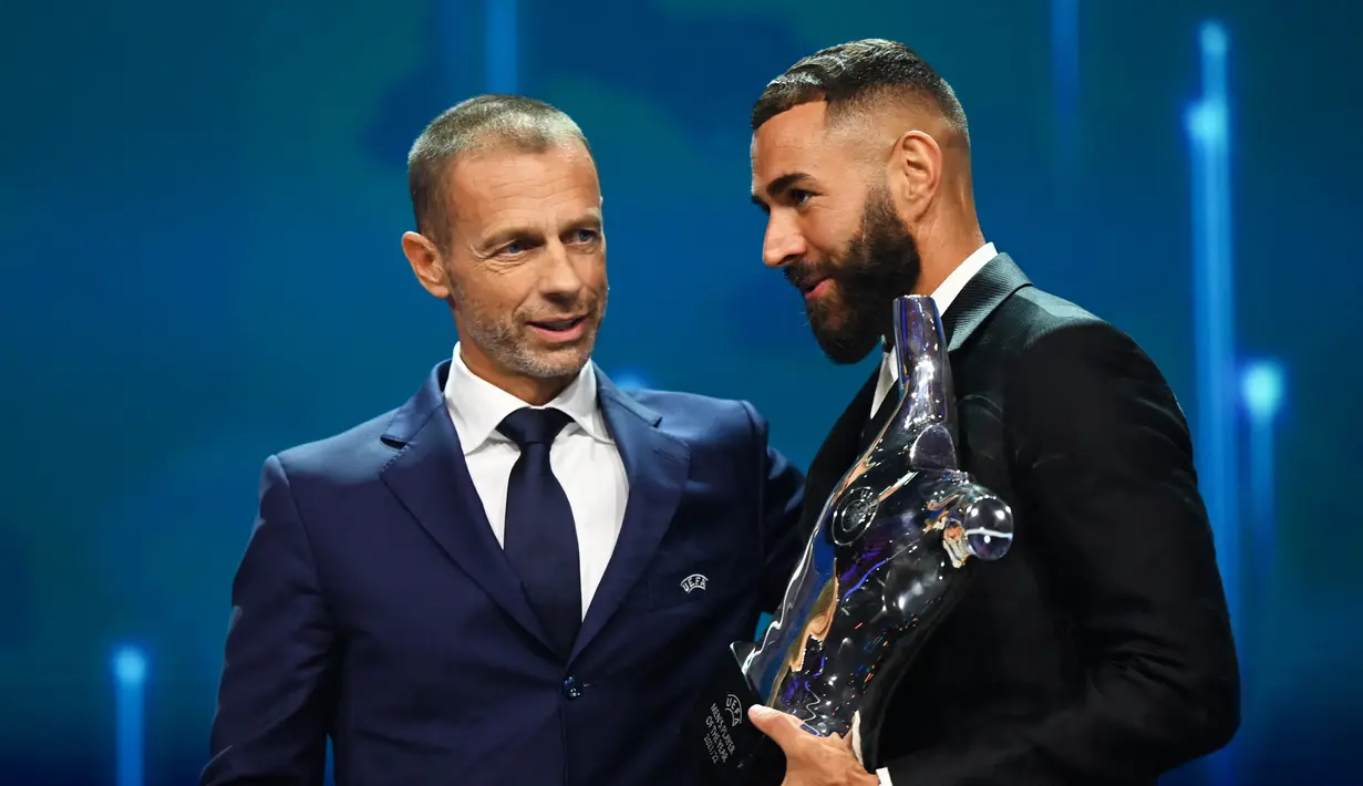 Presiden UEFA Aleksander Ceferin (kiri) berbicara dengan pemain depan Real Madrid asal Prancis Karim Benzema yang memegang Penghargaan Pemain Terbaik Eropa 2021-2022 dalam upacara pengundian Liga Champions di Istanbul, Turki, Kamis (25/8/2022). (AFP/Ozan Kose)