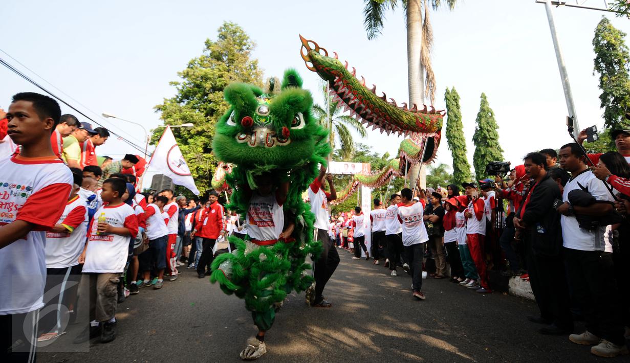 Atraksi Liong dan Barongsai Meriahkan Kirab Kebangsaan Indonesia Raya ...