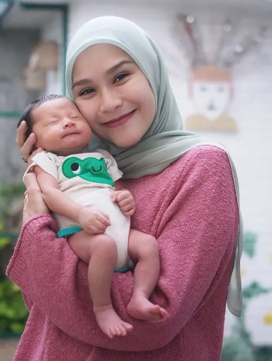 Meskipun usianya belum genap satu bulan, namun Zaskia sudah memutuskan untuk menyunat bayinya tersebut. Lewat tanyangan di channel Youtube The Bramantyos, Zaskia menceritakan beberapa alasan menyunat Bhaj. (Instagram/zaskiadyamecca)