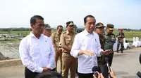 Presiden Joko Widodo (Jokowi) didampingi Menteri Pertanian Andi Amran Sulaiman meninjau tanam padi di Kabupaten Banyumas, Jawa Tengah, Rabu, 3 Januari 2024.